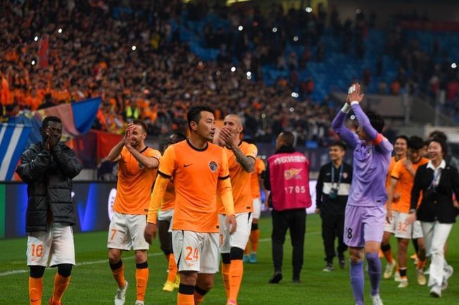 横扫泰山！青岛海牛主帅米兰赛后发布会上作揖感谢记者