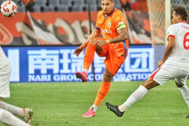 横扫泰山！青岛海牛主帅米兰赛后发布会上作揖感谢记者