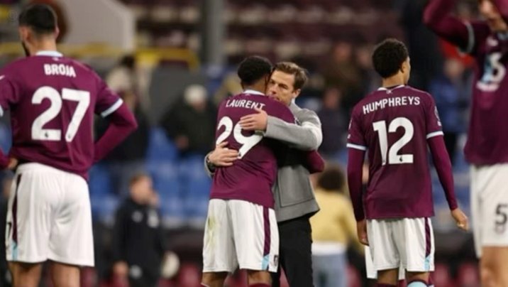 记者：伯恩利可能赛季结束后解雇主帅帕克，杰拉德有意执教