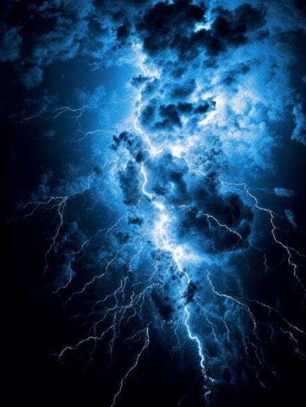 中冠比赛突遇雷暴主裁暂停赛事