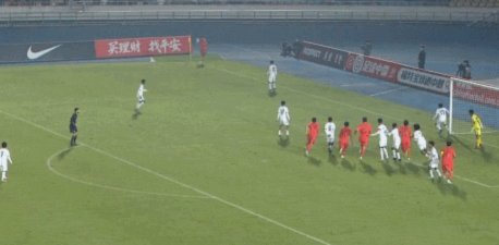 万项开出任意球，邝兆镭禁区前插打门被解围