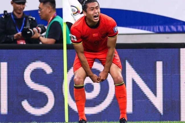 半场：国足2-0新加坡，塞鸟头槌斩首球，张玉宁点射