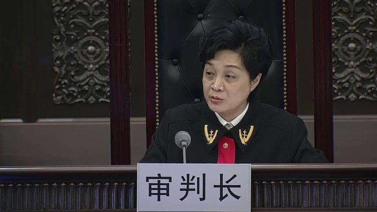 麦考瓦特禁区线上放倒阿舒尔，被裁判出示黄牌警告