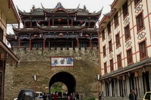 半场：蓉城0-0三镇，席尔瓦造险，贝维斯失空门