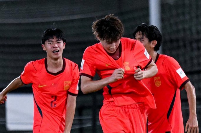 最后决赛大概率上海队打男足u17，上海队有超龄的，最后上海队碰杯