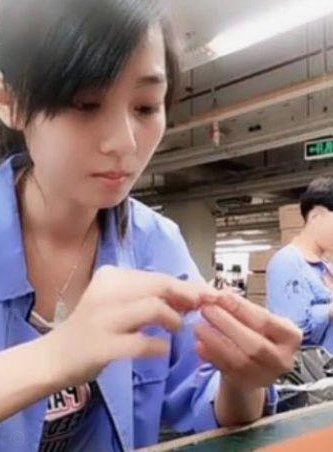 大家看区宠新活儿了吗？太逗了，三十多还在电子厂的嘲讽人家年入百万的