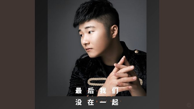 赛后阿尔瓦雷斯没有和队友一起谢场，而是直接走回更衣室