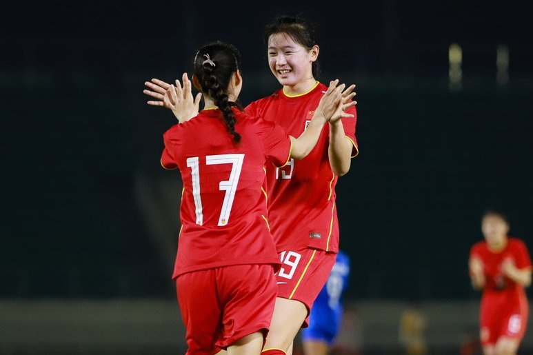 中国U20女足首战5-0大胜，黄嘉欣上演帽子戏法